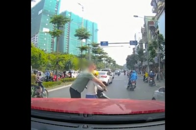 Ziomek stracił cierpliwość. Ściągnął gadającą kobietę ze środka drogi