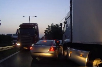 Kierowca TIRA na haju taranował auta w Częstochowie jadąc pod prąd - nagranie