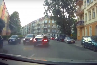 Pościg za Mercedesem w Szczecinie. O mało nie wypadł z drogi - nagranie