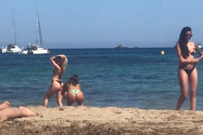 Trzy dziewczyny przyłapane na plaży podczas robienia fot na insta