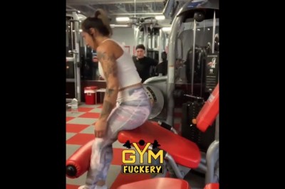 Dziewczyna chciała zrobić popis na siłowni, a wyszła żenada. Mina gościa bezcenna