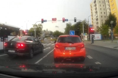 Kierowca autobusu zagiął ludzi na przystanku. Takiego podjazdu jeszcze nie było