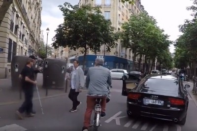 Wyskoczył z Audi i pobił przewodnika niewidomego. Mocna akcja na środku ulicy