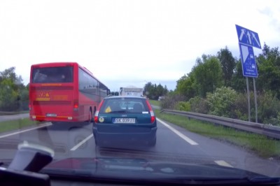 Zajechał TIRem drogę autobusowi, żeby ten go nie wyprzedził 