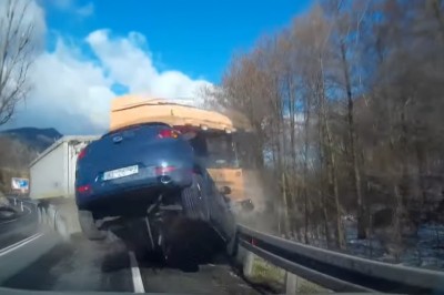 TIR kontra osobówki. Nagranie mocnego wypadku na DK46