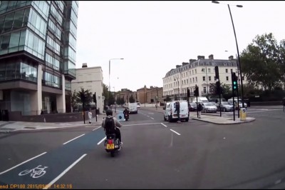 Typ na desce postanawia podczepić się do auta na skrzyżowaniu 