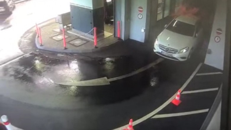 Blondyna kasuje Mercedesa tuż po wyjechaniu z myjni