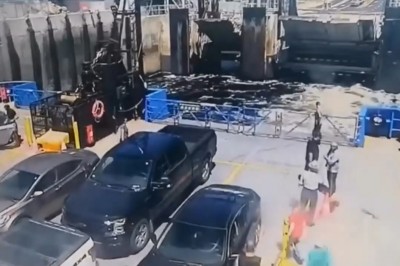 Spektakularny lot kamperem na prom. Przeleciał nad wodą i wpadł na prom