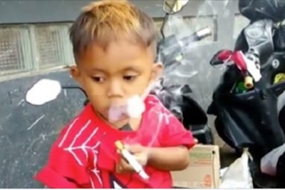 Ma zaledwie 2 lata i wypala 40 papierosów dziennie. Własna matka kupuje mu fajki 