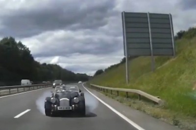 Kasowanie zabytkowego auta na autostradzie. Nagranie z wideorejestratora