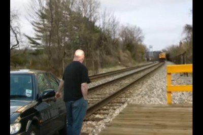 Jak uniknąć zderzenia z pociągiem? Ten gość to prawdziwy spryciarz