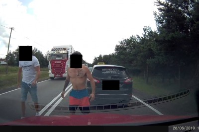 Agresywny taksówkarz rzuca się do kierowców. Popis chamstwa 