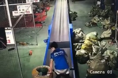 Pracownik miesiąca pokazuje sztuczkę na przenośniku taśmowym