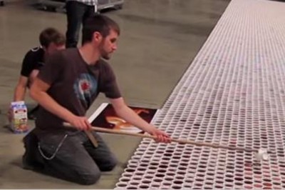 Specjalnie ustawia 66 000 kubków z wodą. Kiedy kamera się oddala zaniemówisz 