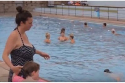 Synek zniknął jej z oczu na basenie. Po chwili zobaczyła biegnących ratowników 