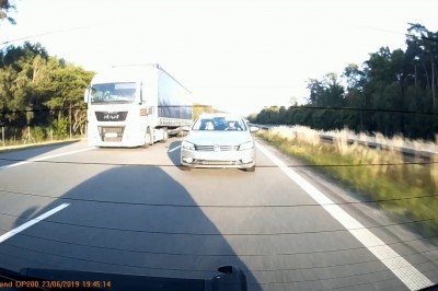 Typowy obraz na polskich drogach. Głupota niektórych kierowców nie zna granic