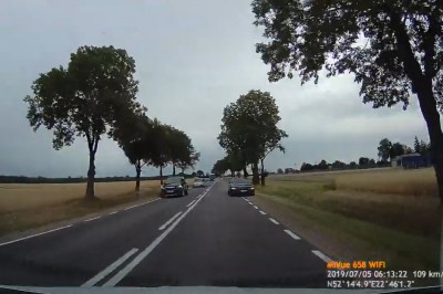 Lecisz sobie spokojnie 140 km/h, a tu ziomek wyskakuje na czołówkę