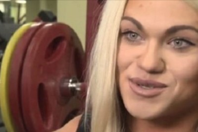 Jest piękną blondynką ale jej ciało odstrasza większość mężczyzn. Czują przy niej wstyd 