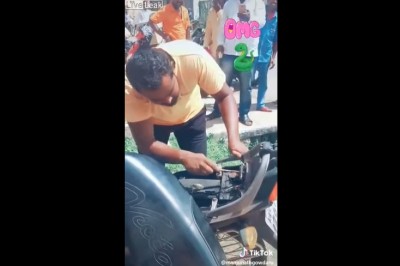 Ziomek znalazł niespodziankę pod fotelem motocykla. Ciekawe ile tak jeździł 