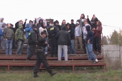 Stadionowi kibole Piasta Chęciny kontra policjanci. Chyba ich trochę poniosło