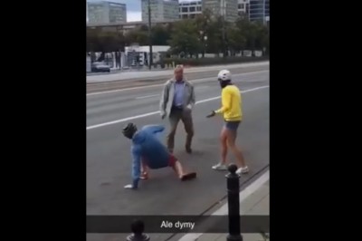 MMA na środku ulicy w Warszawie. Taksówkarz pobił rowerzystę 