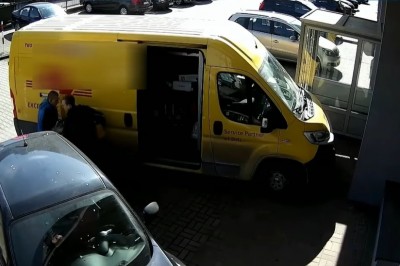 Ty weź paczkę, a ja zamknę drzwi. Szybka kara za okradanie kuriera DHL