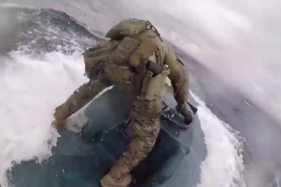 Abordaż półzanurzalnej łodzi przemytników na Oceanie Spokojnym