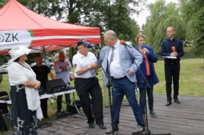 Żenująca akcja wójta na scenie. Kolejny który przesadził z alkiem?