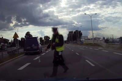 Policjanci z pretensjami kontra kierowca. Czy mieli prawo się tak zachować?