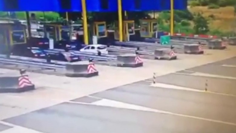 BMW kasuje inny samochód na bramkach na autostradzie. Została miazga