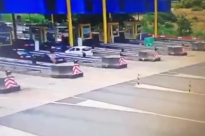 BMW kasuje inny samochód na bramkach na autostradzie. Została miazga 