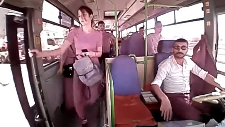 Dziewczyna wysiadła z jadącego autobusu. Nie zauważyła, że jeszcze jedzie