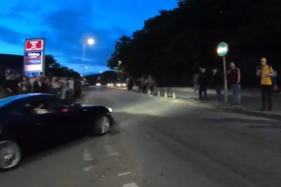 Dzwon podczas ulicznych wyścigów. Auta wjechały w publiczność