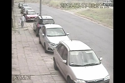 Szła chodnikiem i rysowała auta. Nie wiedziała, że została nagrana przez monitoring