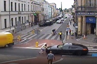 Kierowca Porsche uderzył kobietę, a później ją potrącił - nagranie z Leszna 