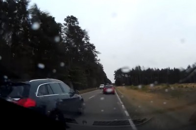 Typ z Opla leci na czołówkę i spycha auta z drogi. Tak mu się spieszyło 