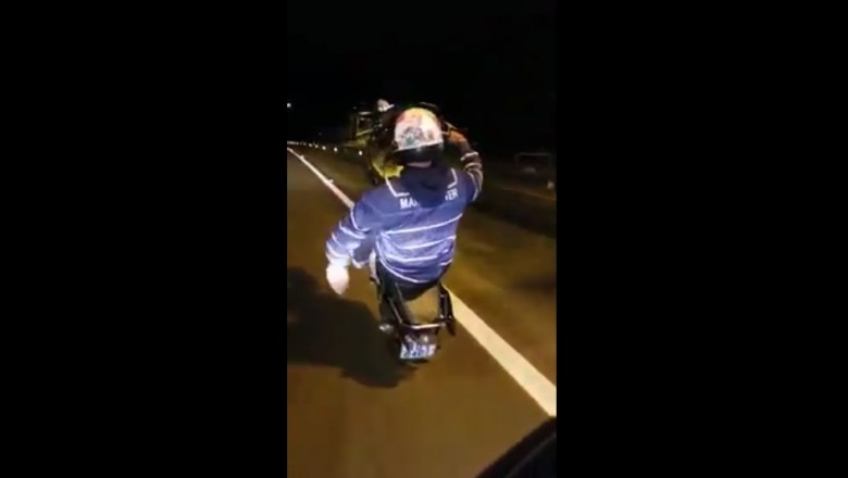 Jechał lewym pasem autostrady na jednym kole. Potrącił go samochód