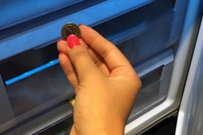 Przed dłuższym wyjazdem wsadź do zamrażarki monetę. Prosta metoda zabezpieczy Twoje jedzenie