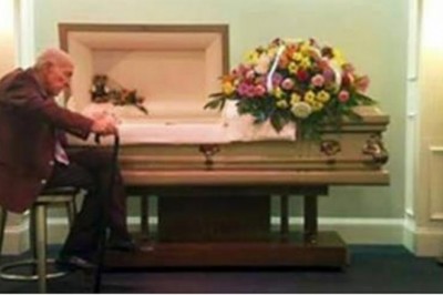 Samotnie usiadł przy otwartej trumnie żony. Nagle wyszeptał 3 słowa