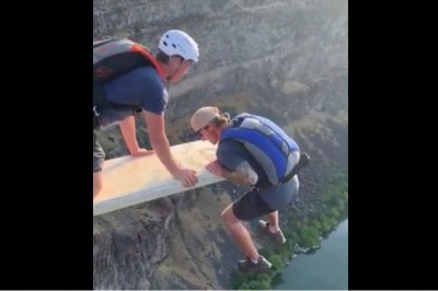 Prawdziwy hardcorowiec. Gość, który postanowił sobie powisieć nad przepaścią
