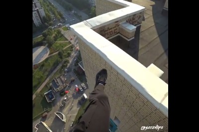 Bieganie po dachu bloku z bardzo hardcorowym finałem 