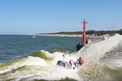 Niebezpieczny wypadek łodzi motorowej w miejscowości Rowy - przypadkowe nagranie 