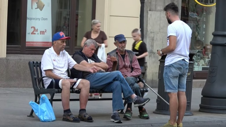 Szybka akcja na 100 zł. Śpiący na ławce nawet nie wiedział co zgubił