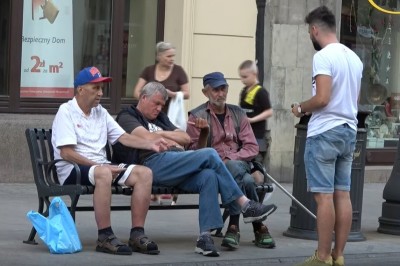 Szybka akcja na 100 zł. Śpiący na ławce nawet nie wiedział co zgubił 