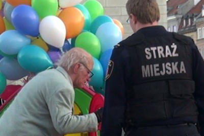 Dziadek z balonami kontra straż miejska. Chyba ich zatkało