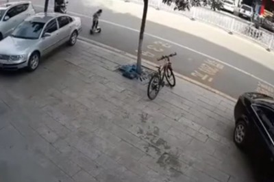 Twoje dziecko ma taką elektryczną zabawkę? Zobacz co może się wydarzyć na drodze