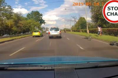 Potrącenie rowerzystów przez motocyklistę we Wrocławiu - uciekli z miejsca zdarzenia 