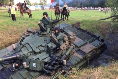 W Ossowie czołg utknął w rzecze podczas pokonywania trasy - musieli go wyciągać