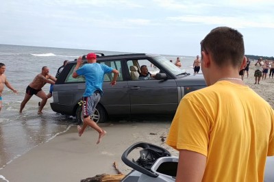 Wjechał do Bałtyku Range Roverem. Utknął i musiał prosić o pomoc