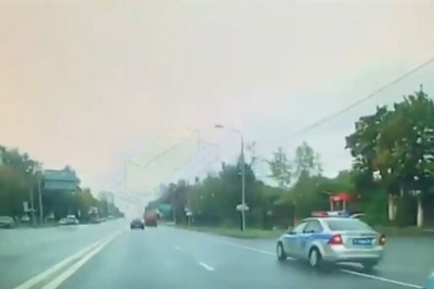 Nagranie z dachowania radiowozu. Bardzo pechowa jazda policjantów 